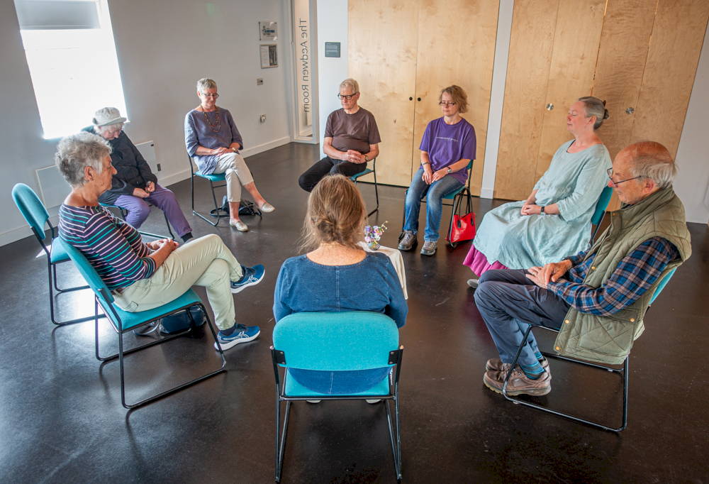 A group of Quakers sitting in a circle in silent worship A group of Quakers sitting in a circle in silent worship